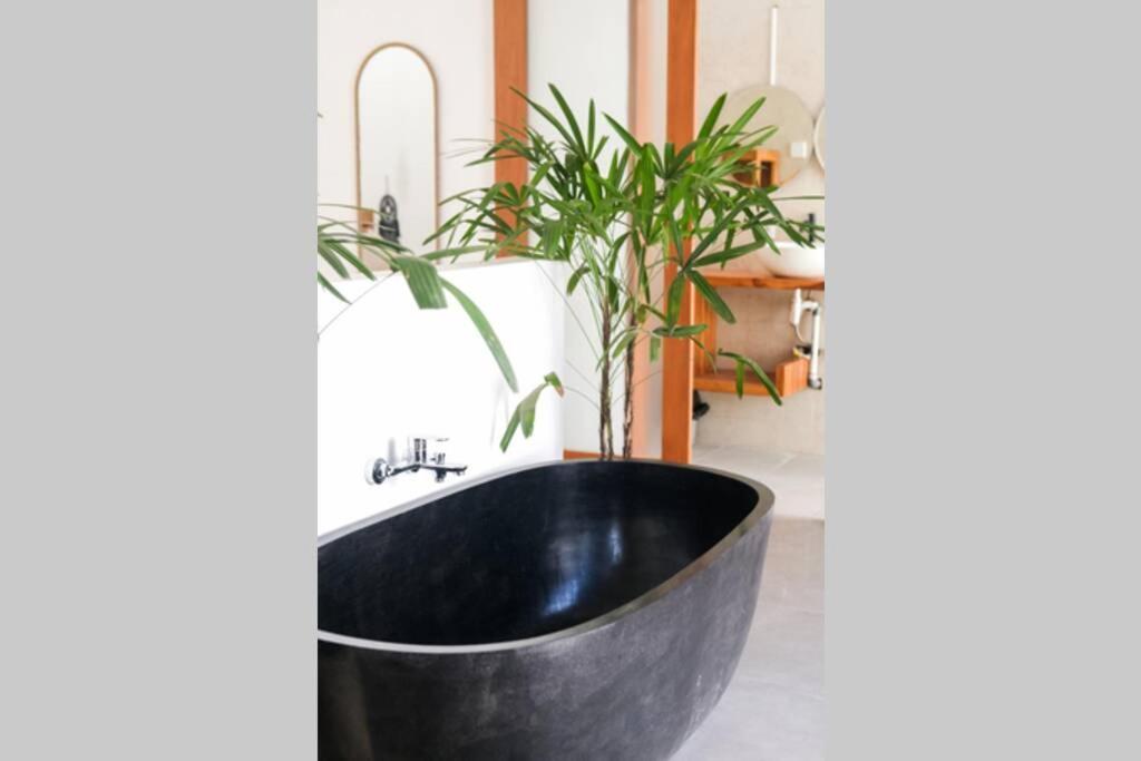 Kiki Village Bathtub Canggu Exterior foto
